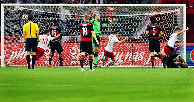 Arkadiusz Milik (po prawej) strzela pierwszą bramkę
