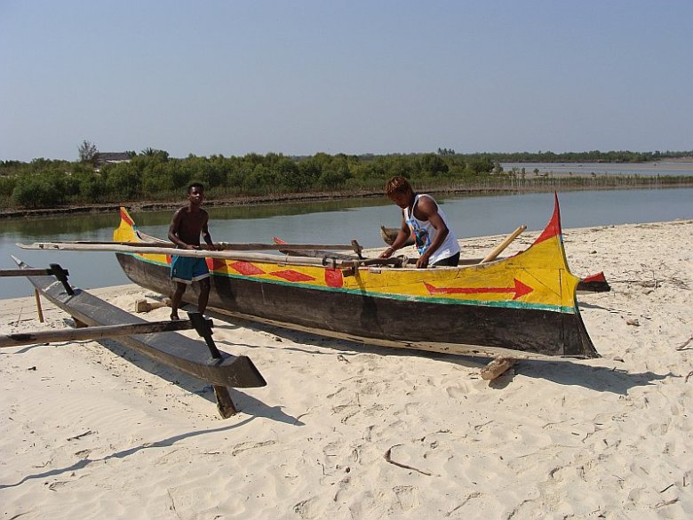 Piroga z bocznym pływakiem