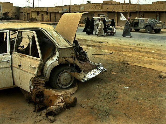 Irakijczycy opuszczają miasto Al-Hilla po stoczonych tam walkach z armią amerykańską.