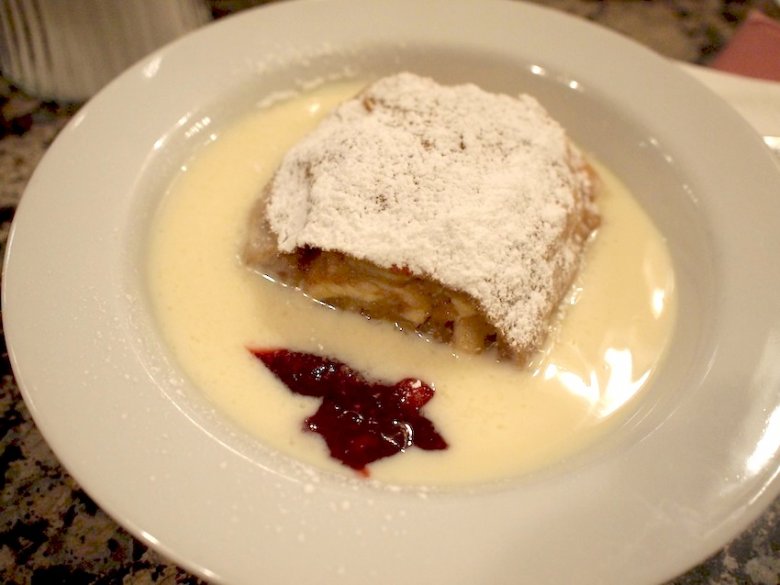 Nie ma wizyty w Wiedniu bez skosztowania Apfelstrudla z sosem waniliowym – tłumaczymy sobie odstępstwa od diety.