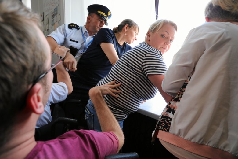 Iwona Hartwich i jej syn Kuba podczas 37 dnia sejmowego protestu.