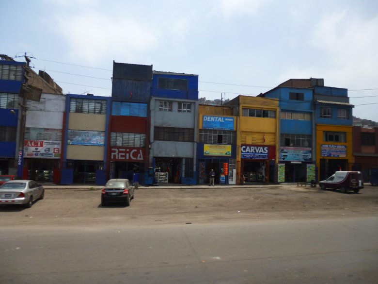 Przeciętne miasto w Peru/Boliwii poza centrum wygląda mało atrakcyjnie.