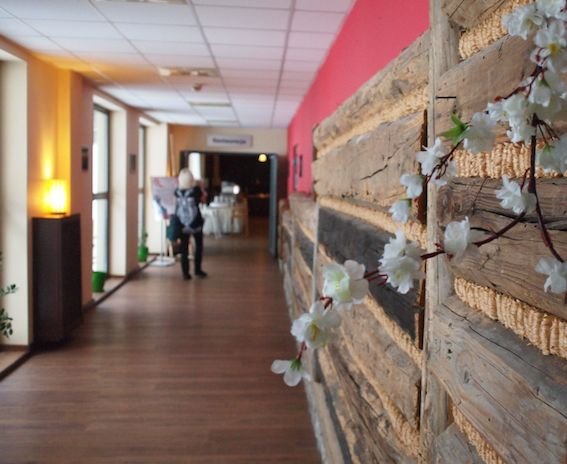 Hotel Wierchomla Ski&SPA resort łączy nowoczesność z góralskimi motywami. Nas szczególnie urzekły książki w każdym pokoju (wszędzie inne, więc można wymieniać się z  sąsiadem) oraz biblioteczka na korytarzu.