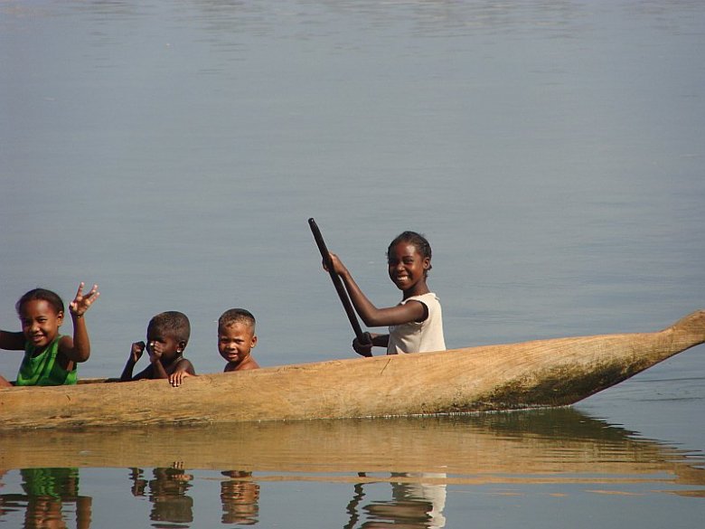 Wszystkie dzieciaki pływają i wiosłują.