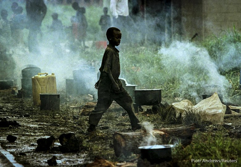 Młody chłopiec w obozie dla uchodźców w mieście Gisenyi.
