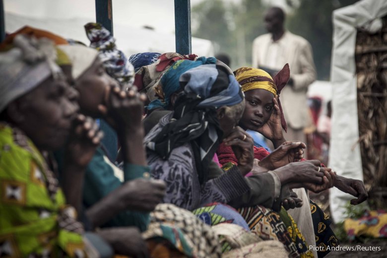 W oczekiwaniu na przydział żywności w obozie dla uchodźców we wschodnim Kongo.