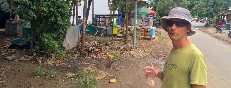 Cappuccino instant i przydrożna garkuchnie, Kuta na Lombok, 2016