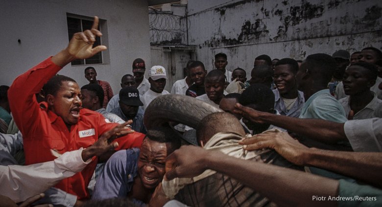 Tłum próbuje zlinczować mężczyznę oskarżonego o współpracę z tajną policją Mobutu Sese Seko.