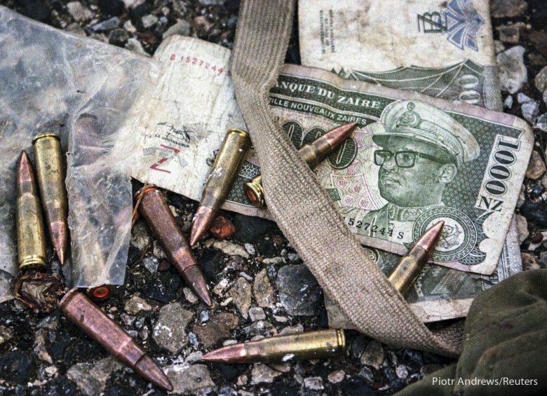 Banknoty z wizerunkiem Mobutu Sese Seco porzucone na płycie lotniska w Lumumbaszi.