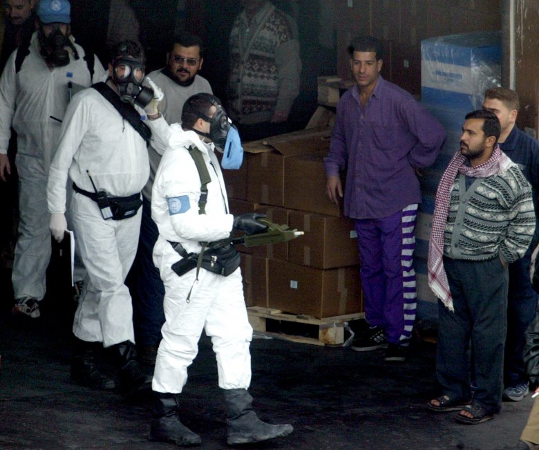 Inspektorzy ONZ szukający śladów broni chemicznej w jednej z dzielnic Bagdadu