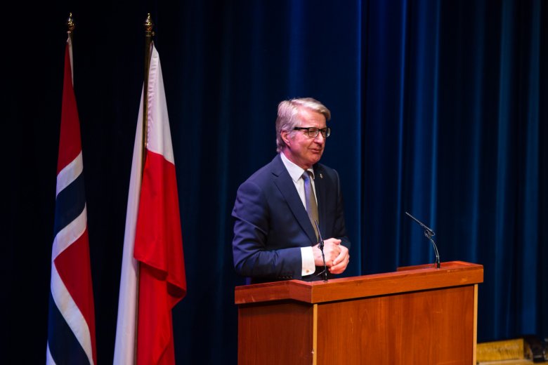 Burmistrz Oslo Fabian Stang na gali finałowej konkursu "Wybity Polak" w Norwegii 2015