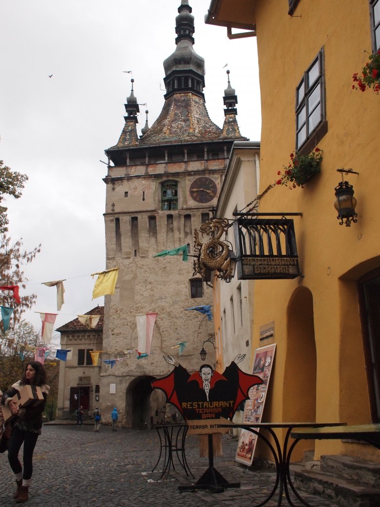 Sighişoara, wampir z dykty zachęcający do odwiedzenia restauracji w domu Vlada Draculi.