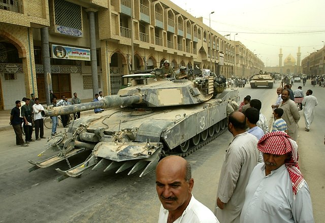 Czołgi 70 Pancernej przejeżdzają przez miasto Karbala.
