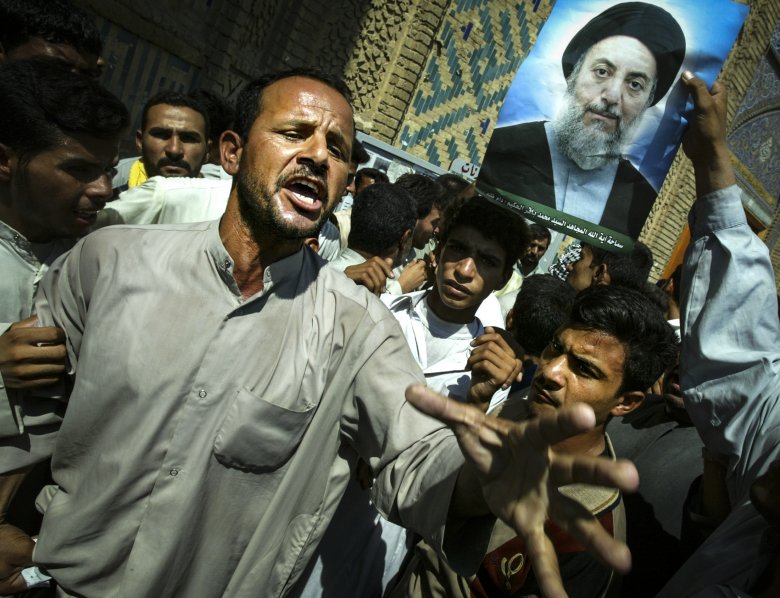 Szyici demonstrują przed meczetem w mieście Nadżaf po zamachu bombowym na ajatollaha Al. Hakima.