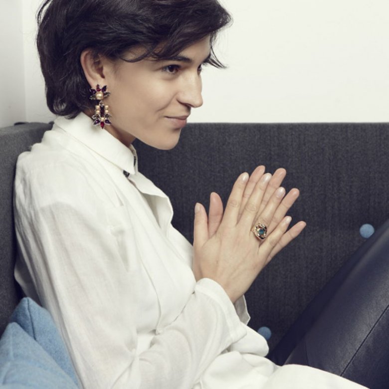 Kolczyki Antona Huenisa z Madrytu. Koszula i spodnie z kolekcji MMC.