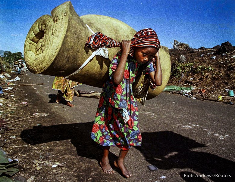 Dziewczynka z plemienia Hutu niesie z sobą cały dobytek. W drodze do Rwandy.