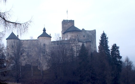 Zamek w Niedzicy i jego otoczenie bardzo przypominało nam Rumunię. I jeszcze ten znak przed wejściem: "uwaga duchy!"