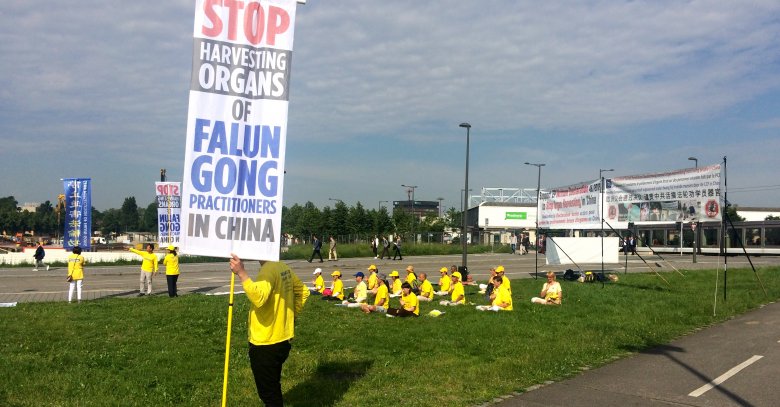Apel przed budynkiem Parlamentu Europejskiego, w sprawie powstrzymania prześladowań Falun Gong, Strasburg, 2016