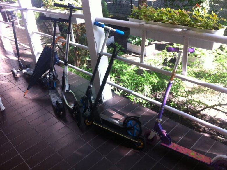 Parking hulajnóg przy wejściu do budynku, w którym się zatrzymałem, mam nadzieję, że nie jest to niestosowne, dlatego nie wymieniam obiektu oraz nazwy miejscowości. Każde dziecko ma swoją hulajnogę, czasem dorośli też mają swoje.