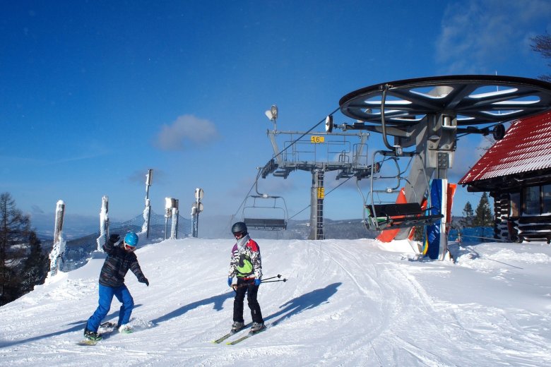 Wyciągiem krzesełkowym wjeżdżamy na górę aż 12 minut.