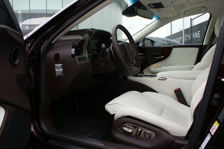 Lexus LS 500 E-Four Omotenashi