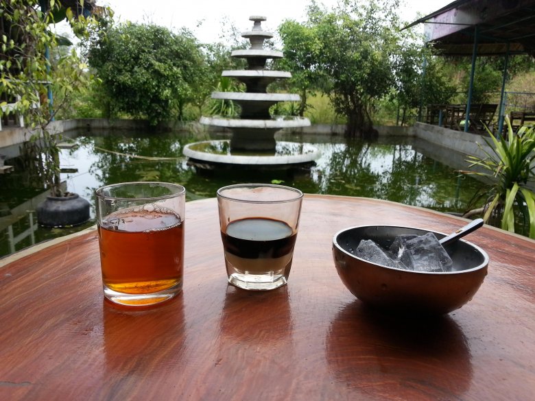 Herbatę dostaje się niemal wszędzie, za darmo. Kawa jest gęsta i mocna. Zamawiając mleko należy się spodziewać słodzonego, zagęszczonego mleczka; o świeże trzeba dodatkowo poprosić. Pycha!