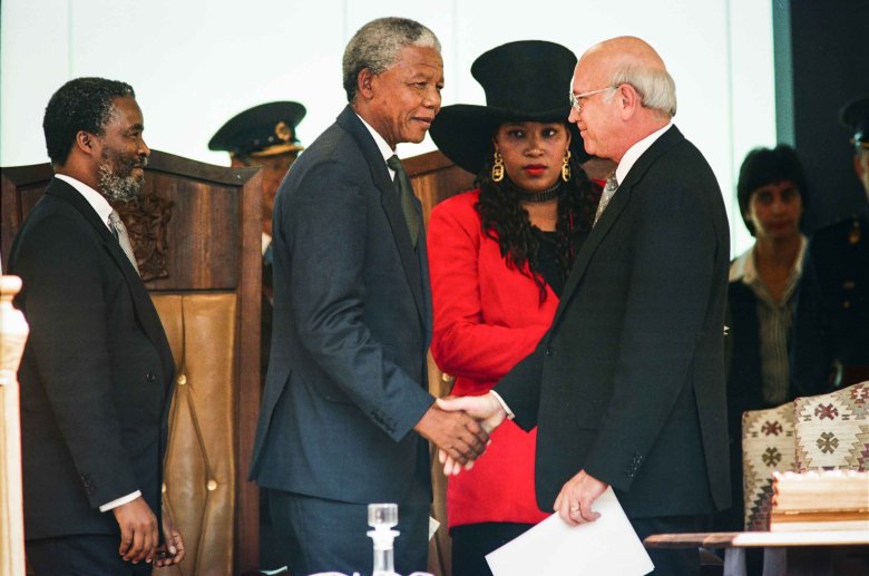 Pierwszy czarnoskóry prezydent RPA Nelson Mandela ściska dłoń odchodzącemu ostatniemu białemu prezydentowi aperthaidu - JW de Klerk