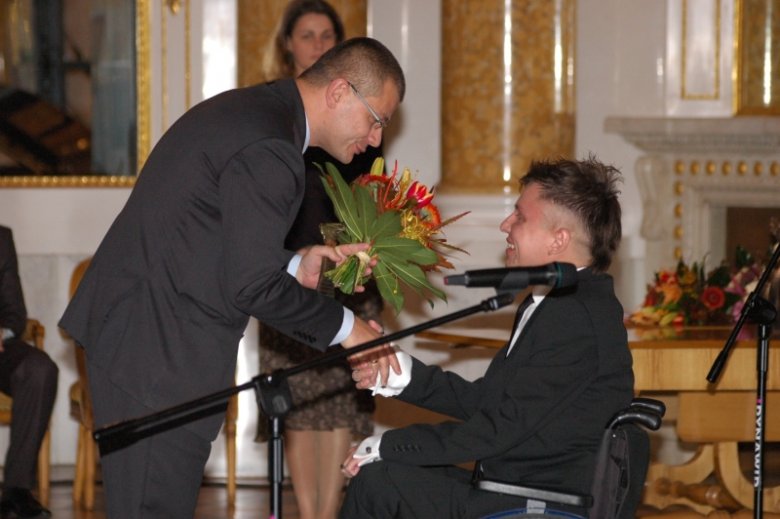 Bartłomiej Skrzyński odbiera wyróżnienie z rąk prezesa PFRON-u, w ogólnopolskim plebiscycie "Człowiek bez barier"