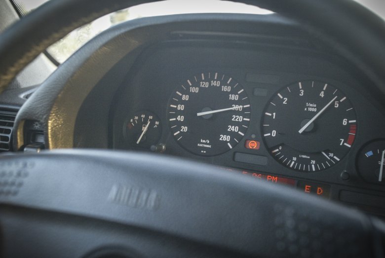 Prędkościomierz w samochodzie Saada podczas jednej z podróży.