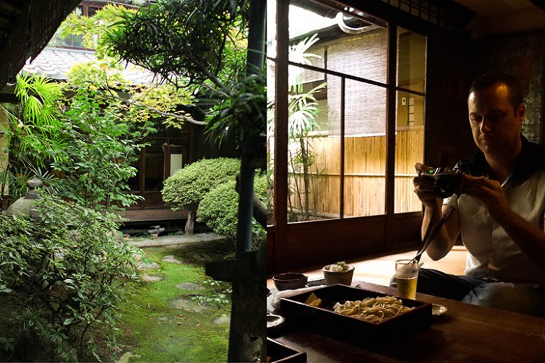 Czas na lunch; Jason z aparatem i piękny ogród restauracji za oknem.