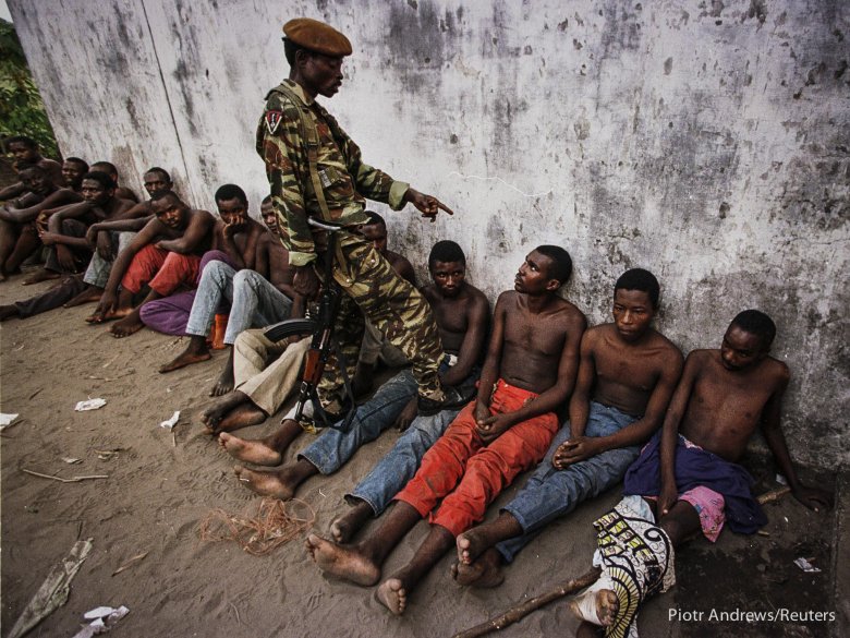 Żołnierz Sojuszu Sił Demokratycznych na rzecz wyzwolenia Konga przesłuchuje członków armii Mobutu Sese Seko po zajęciu Kinszasy przez wojska Kabili.