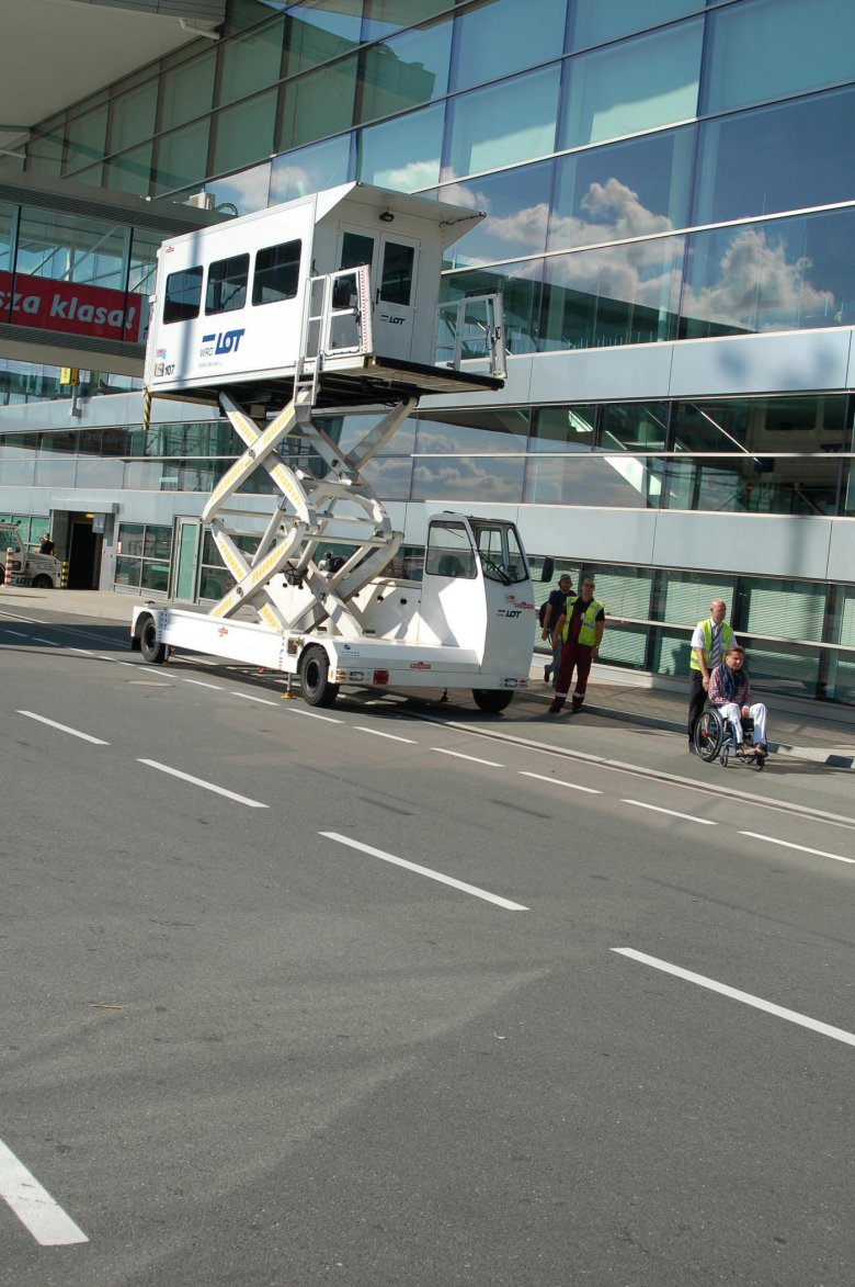 Port Lotniczy im. Mikołaja Kopernika we Wrocławiu posiada m.in. ambulitf, dzięki któremu można dostać się do samolotu
