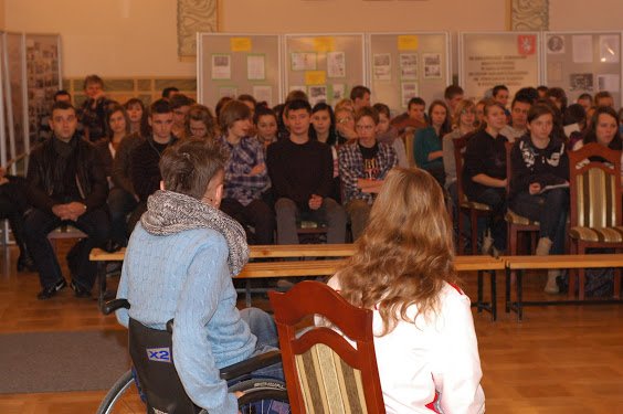 Młodzież ze szkoły w Bystrzycy Kłodzkiej z uwagą słuchała i zadawała pytania srebrnej medalistce Igrzysk Paraolimpijskich