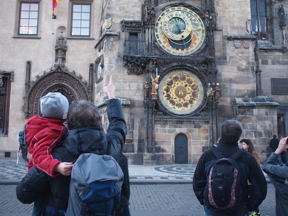 O każdej pełnej godzinie pod Orlojem zbierają się tłumy turystów.