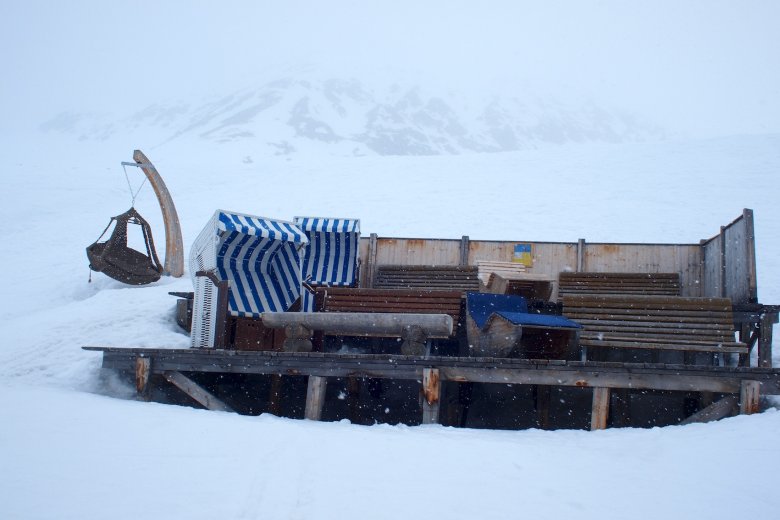Strefa relaksu przy nartostradzie. W ładną pogodę musi tu być rewelacyjnie.