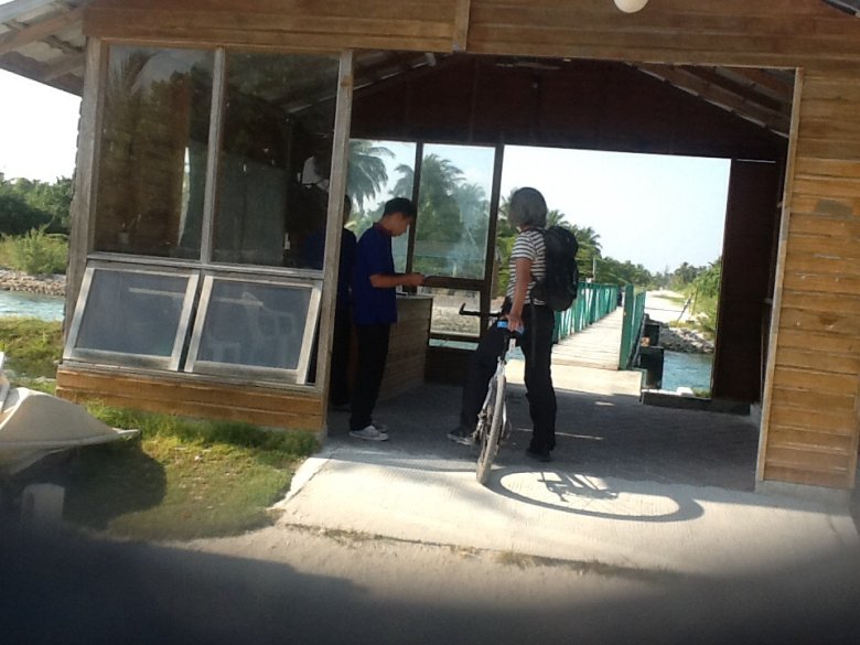 Malediwy. Nie tak łatwo było wyjechać z resortu do pobliskiej wioski. Musieliśmy mieć specjalny permit i okazać go na 2 kolejnych wartowniach.