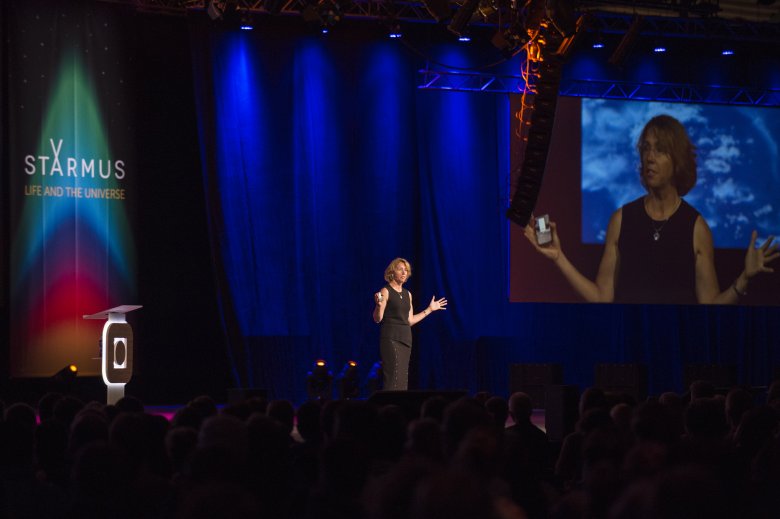 Sandra Magnus podczas wykładu na festiwalu Starmus