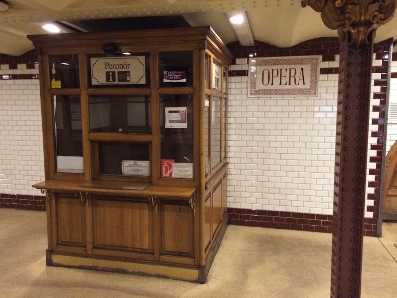 Stacja metra przy operze. Jak widać język węgierski nie zawsze jest taki trudny...