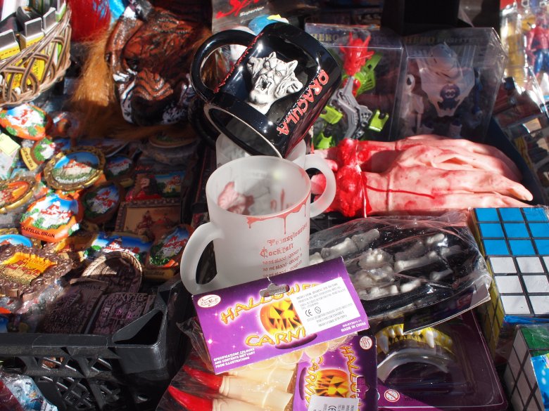 Obcięte gumowe ręce, wampirze zęby, kubki z Drakulą. Czyli typowe pamiątki z Bran.