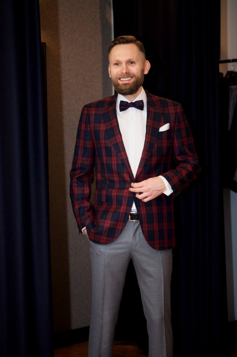 Marynarka z kolekcji tkanin Holland & Sherry 3500 PLN, spodnie z kolekcji tkanin Cafardini Black  1050 PLN