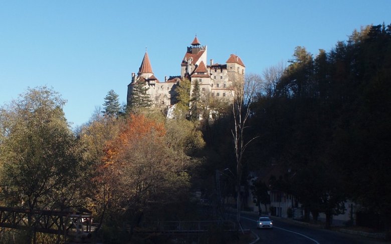 Legendarny zamek Bran góruje nad okolicą.