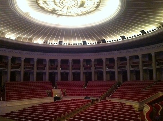 Monumentalna Sala Kongresowa w PKiN mieści niemal 3000 widzów. Była świadkiem koncertów, np. Rolling Stones i zjazdów PZPR.