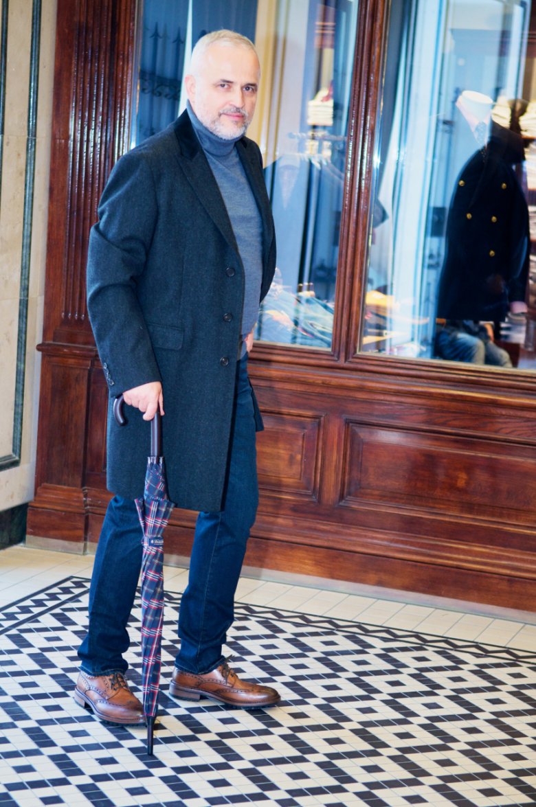 Bogdan ma na sobie: płaszcz marki Brooks Brothers. Cena: 5380zł. Wełniany golf marki Brooks Brothers. Cena 760 zł. Ręcznie szyte spodnie włoskiej marki Jacob Cohen. Cena: 1890zł. Parasol marki Brooks Brothes. Cena: 297 zł