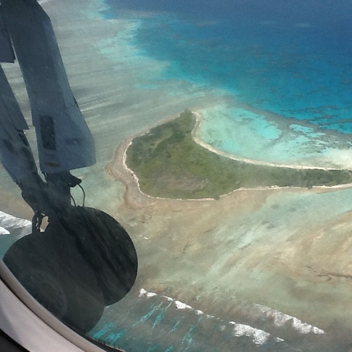 Lot nad atolami Malediwów to jedna z atrakcji tego miejsca. Republika Malediwów.