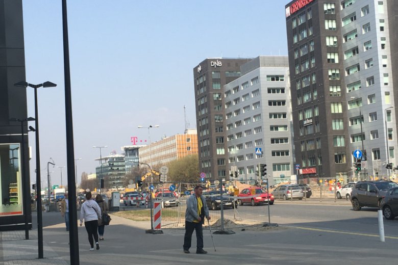 Radek najczęściej pracuje - rozdaje ulotki - na warszawskim Mokotowie.