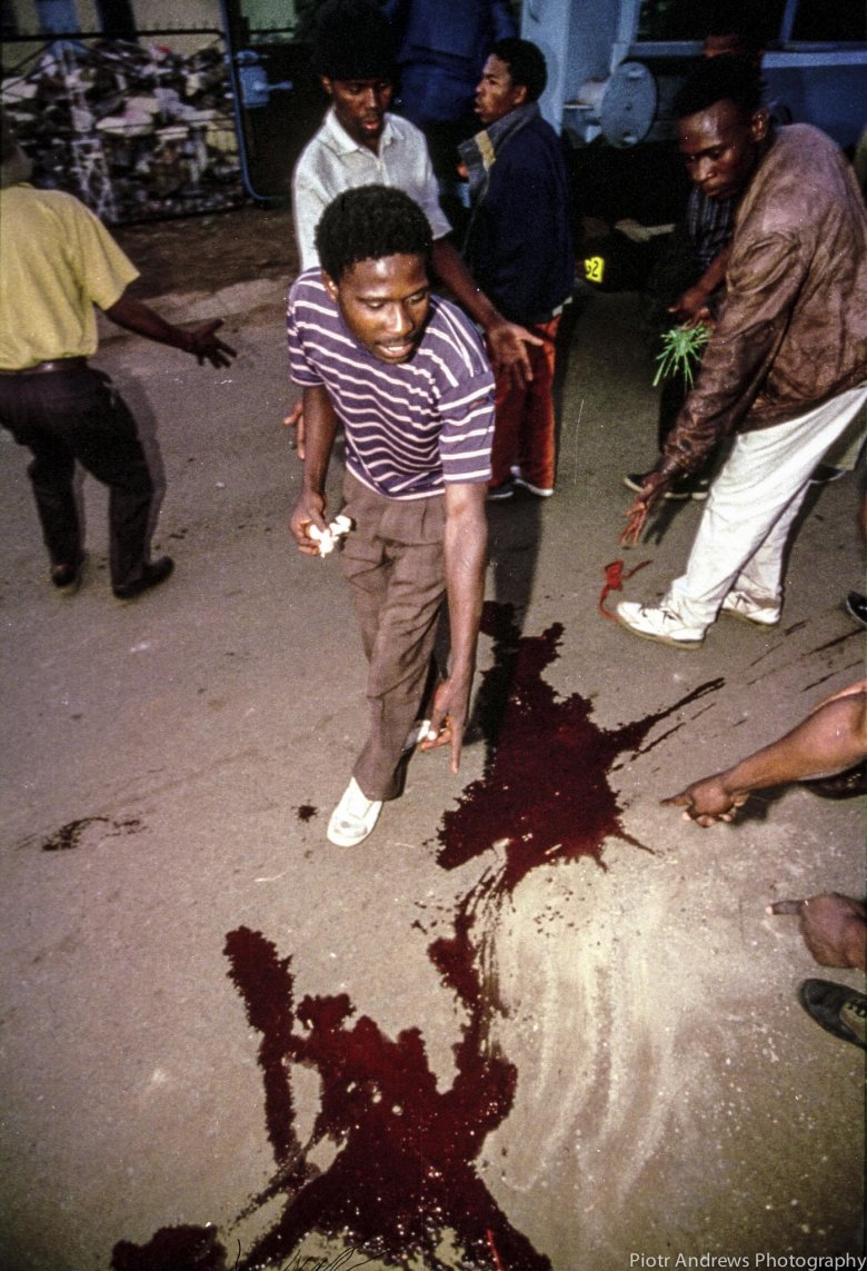 Mieszkańcy Takozy pokazują na krew na ulicy tuż po strzelaninie pomiędzy ANC i IFP.