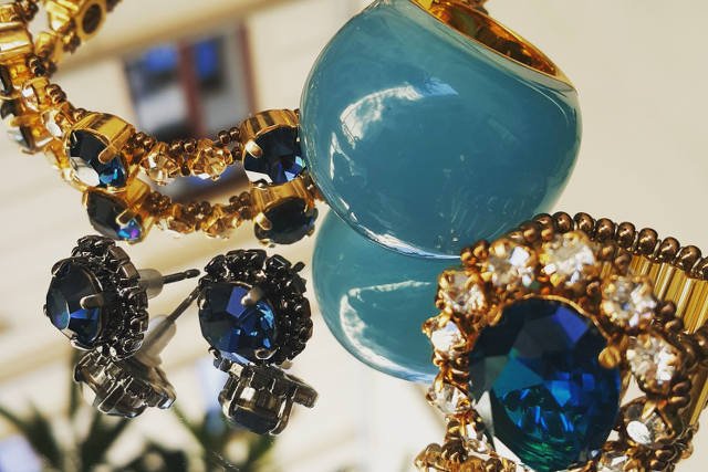 Bransoletka Caleidoscopio z San Paulo. Pierścień Jacka Lucasa z Londynu. Kolczyki z Tel Awiwu.