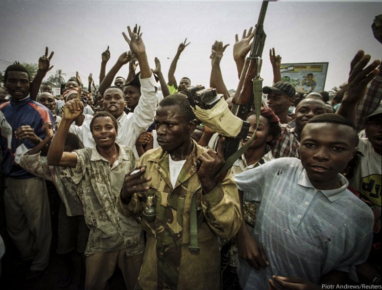 Tłum zwolenników Kabili niedaleko lotniska w Kinszasie