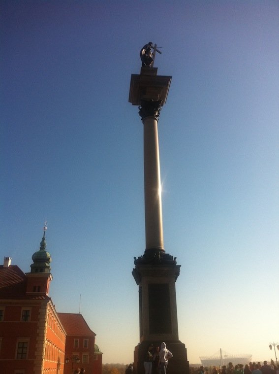 Wizytówka Warszawy – Kolumna Zygmunta. Na drugim planie Zamek Królewski, w tle – Stadion Narodowy.