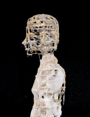 Słodka Dziewczyna (Zuzanna); 1997; rzeźba z waty cukrowej (autoportret)